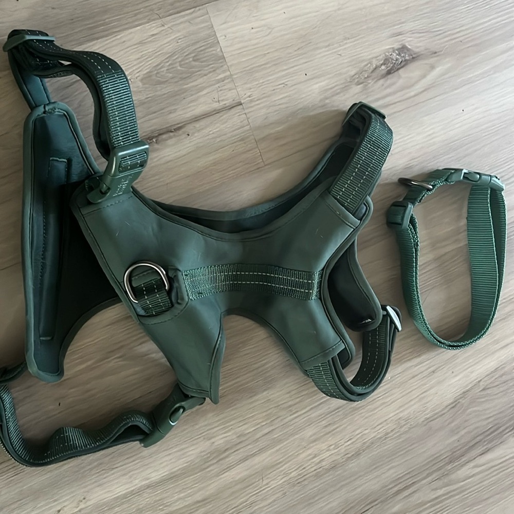 Off brand, size a large for big dogs, great for out door .